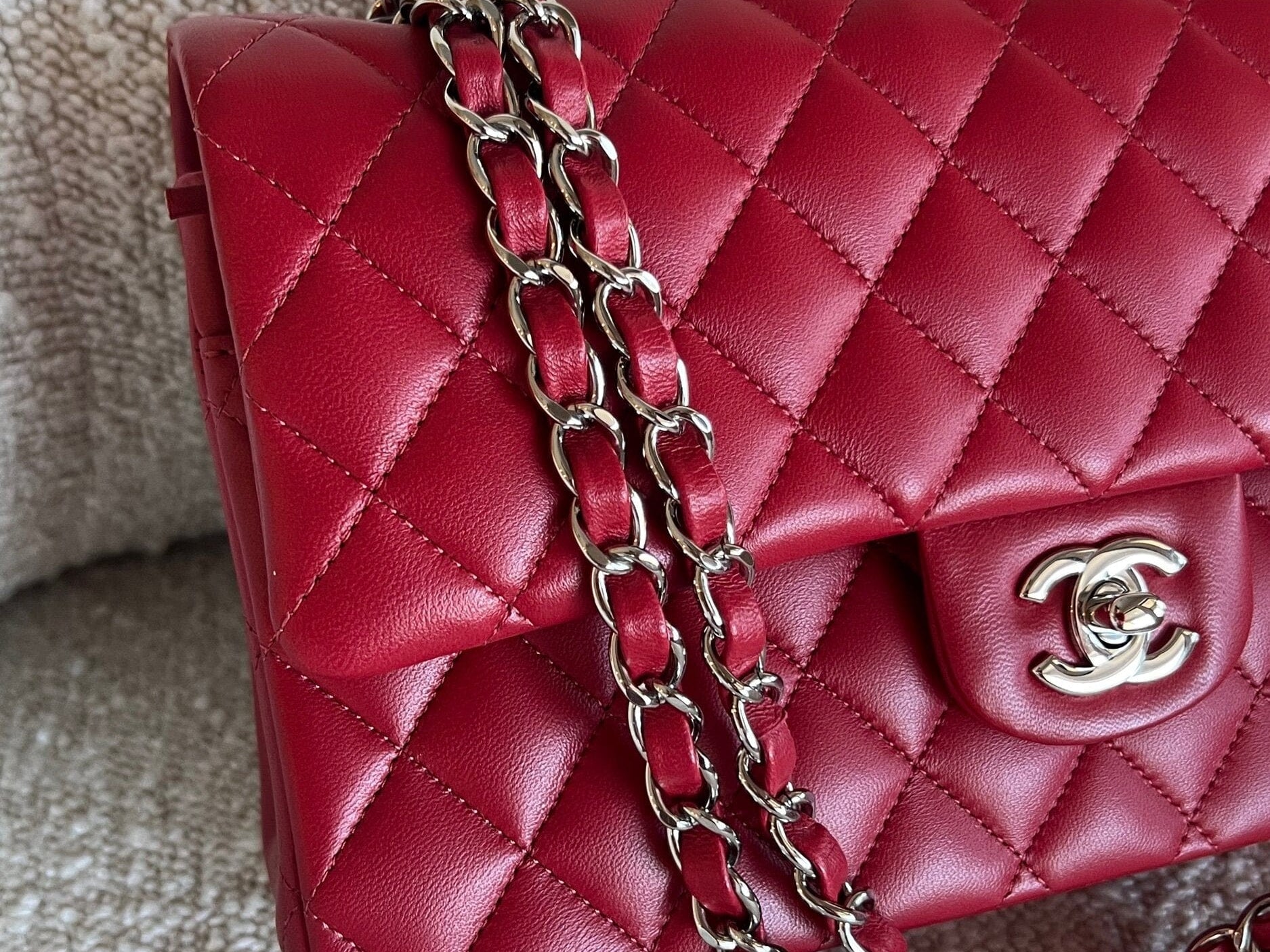 CHANEL Handbag 20B Red Lambskin Quilted Classic Flap Medium SHW -Knockoff
