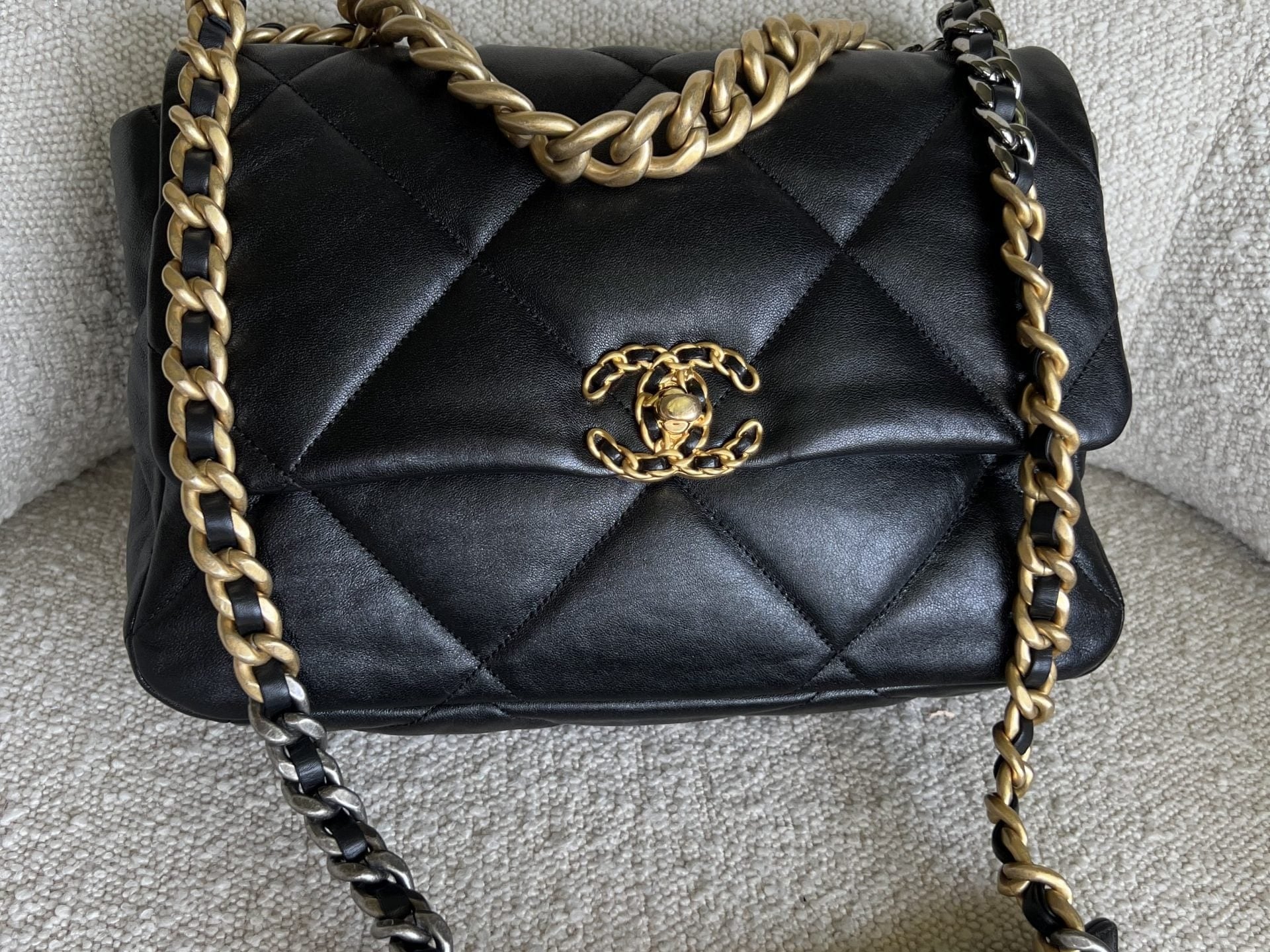 CHANEL Handbag 20C Black Lambskin Quilted 19 Flap Medium/Large Mixed Hardware -Knockoff
