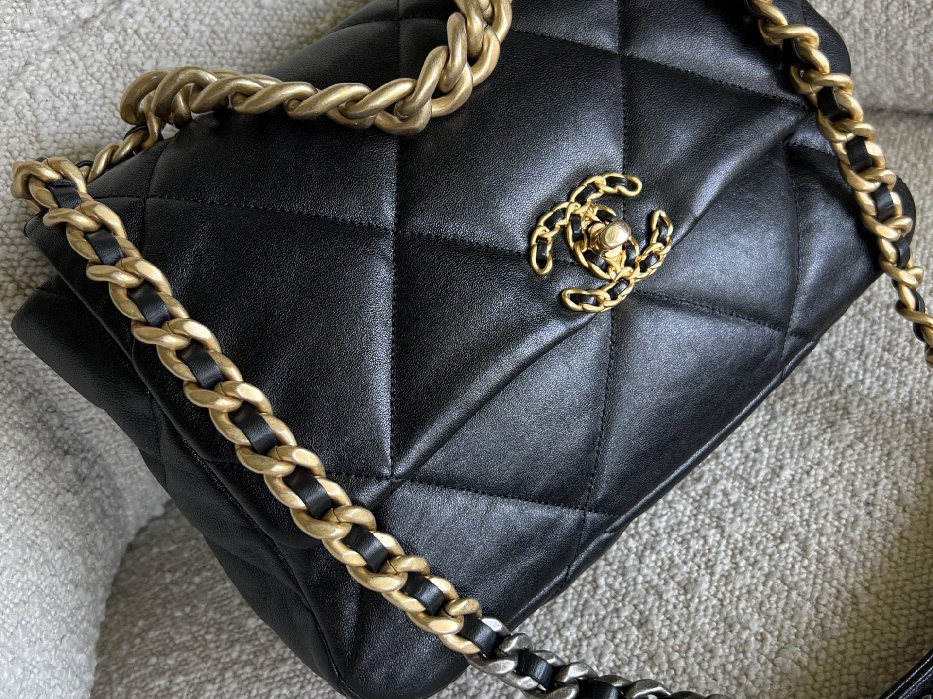 CHANEL Handbag 20C Black Lambskin Quilted 19 Flap Medium/Large Mixed Hardware -Knockoff
