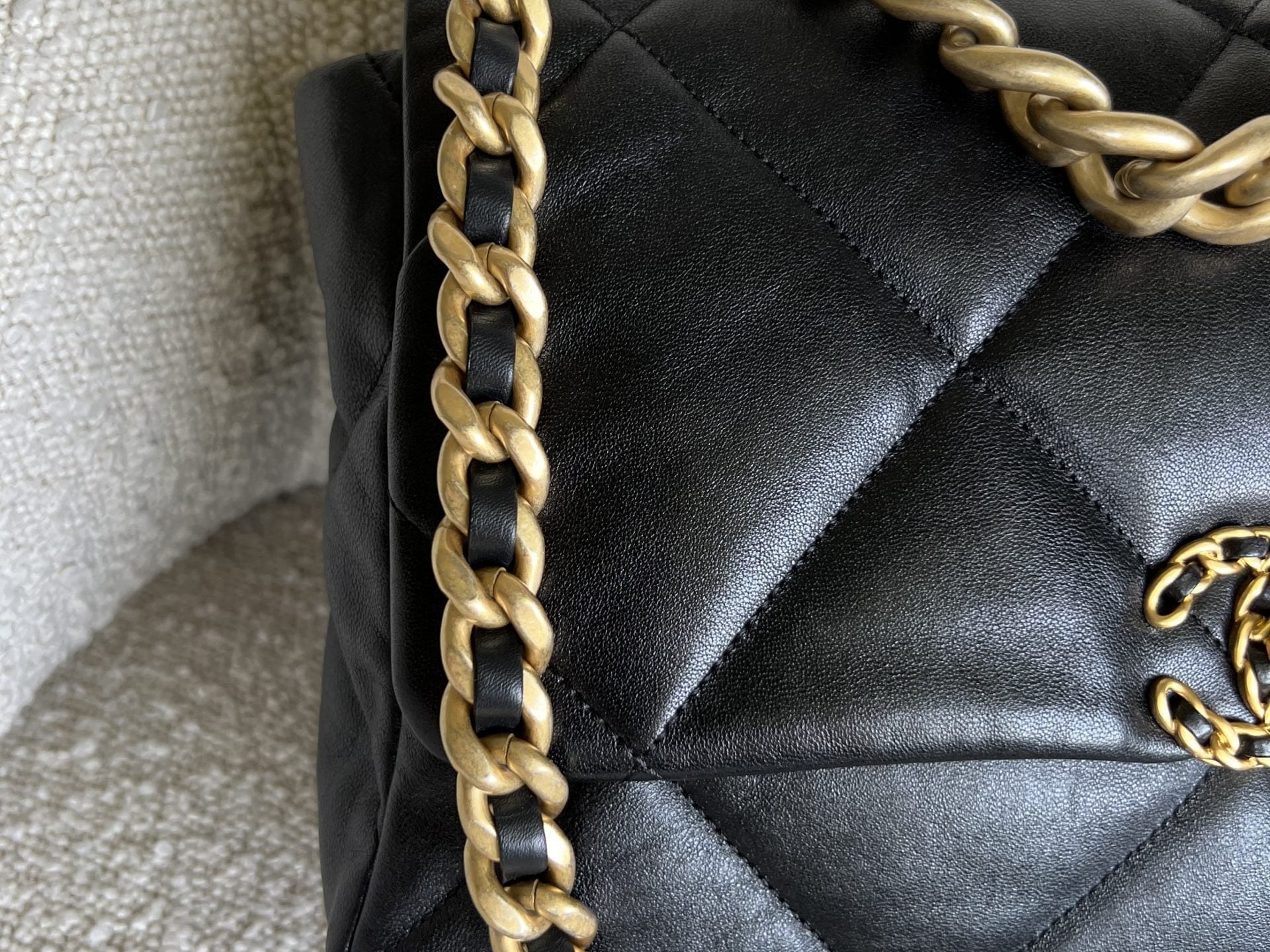 CHANEL Handbag 20C Black Lambskin Quilted 19 Flap Medium/Large Mixed Hardware -Knockoff
