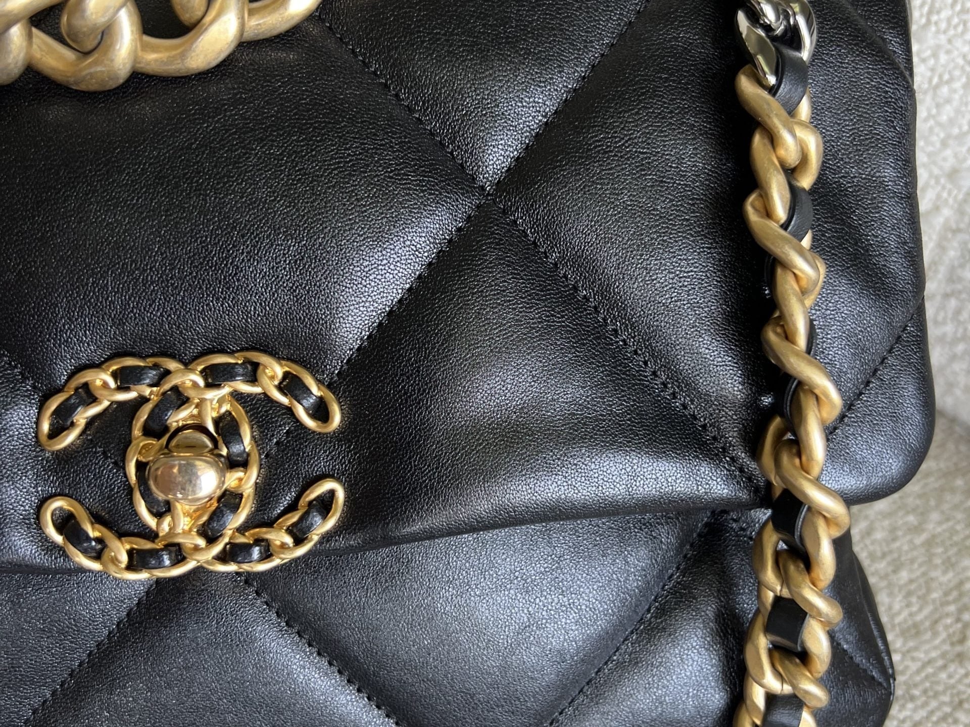 CHANEL Handbag 20C Black Lambskin Quilted 19 Flap Medium/Large Mixed Hardware -Knockoff
