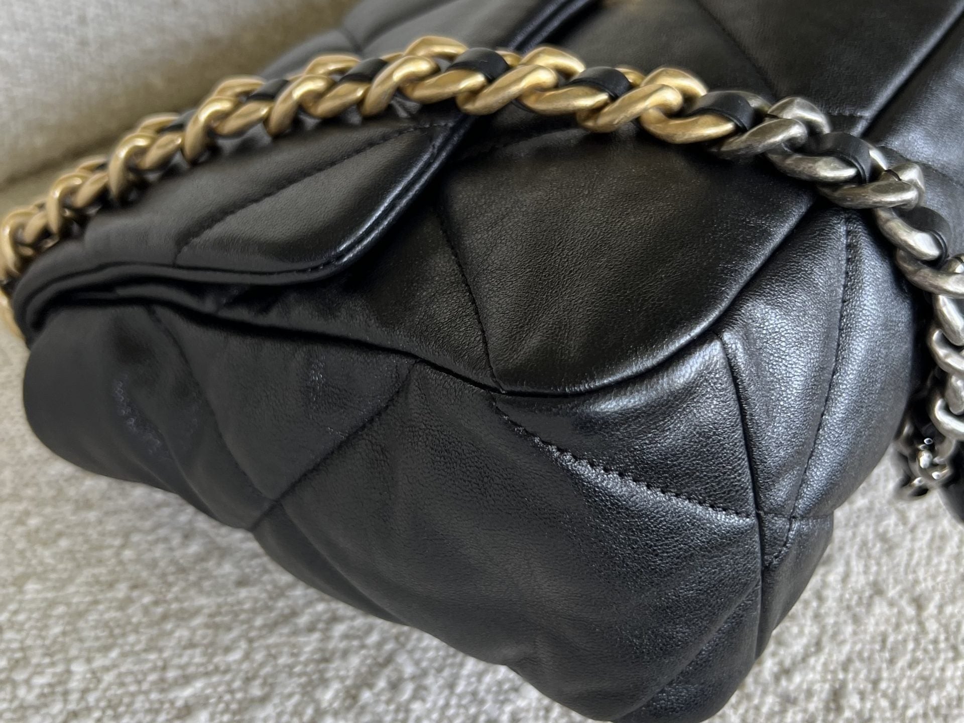 CHANEL Handbag 20C Black Lambskin Quilted 19 Flap Medium/Large Mixed Hardware -Knockoff
