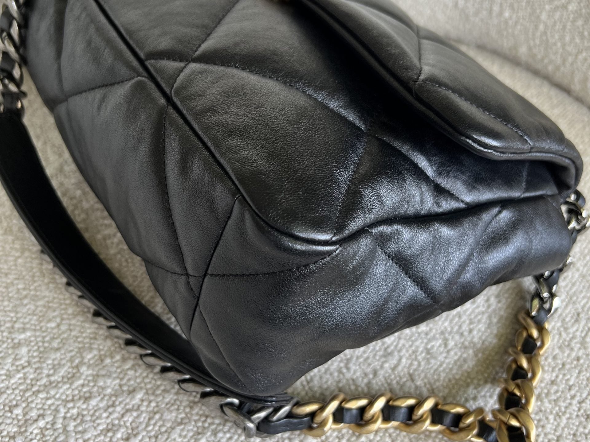 CHANEL Handbag 20C Black Lambskin Quilted 19 Flap Medium/Large Mixed Hardware -Knockoff
