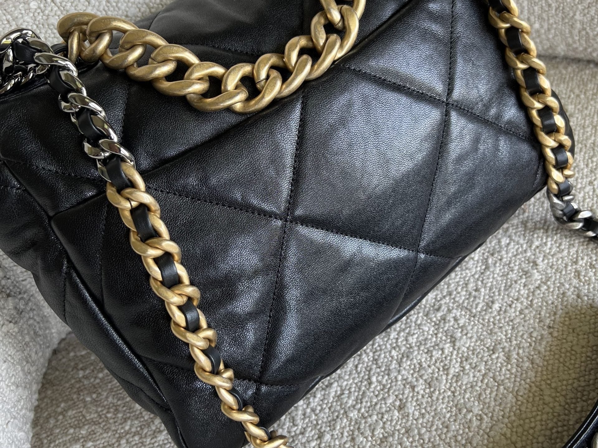 CHANEL Handbag 20C Black Lambskin Quilted 19 Flap Medium/Large Mixed Hardware -Knockoff
