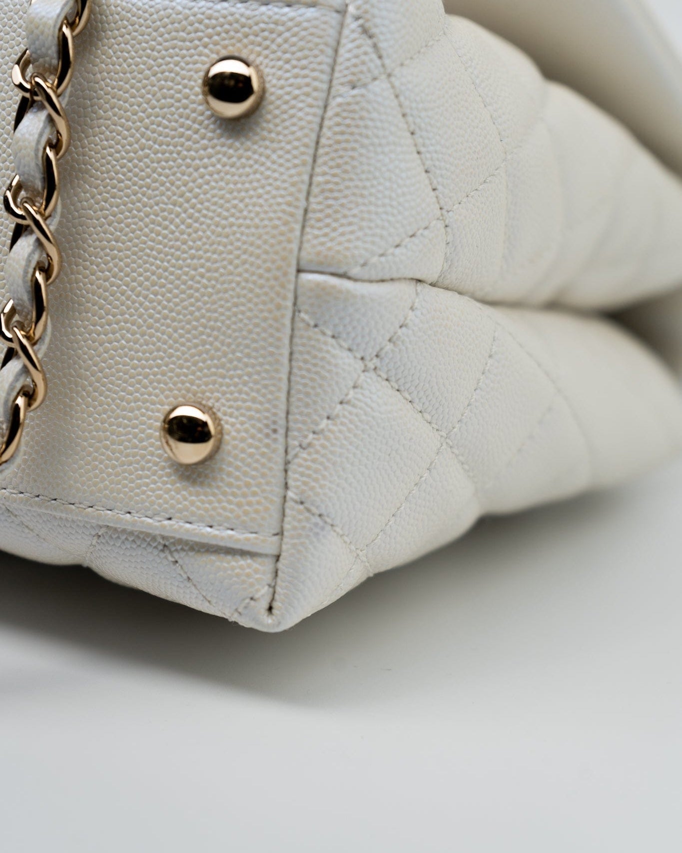 CHANEL Handbag 20K Iridescent White Caviar Quilted Coco Handle Medium Light Gold Hardware -Knockoff
