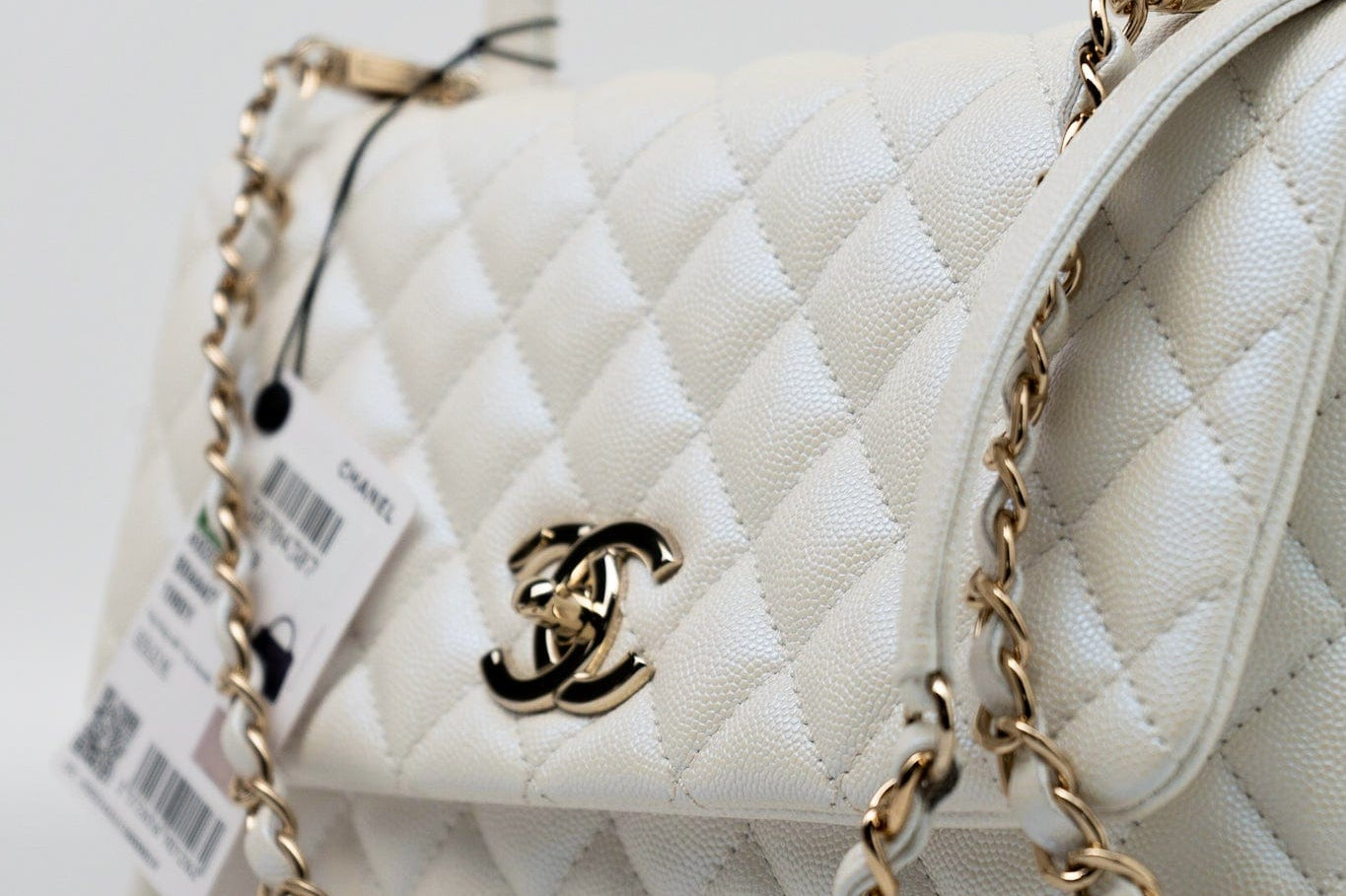 CHANEL Handbag 20K Iridescent White Caviar Quilted Coco Handle Medium Light Gold Hardware -Knockoff
