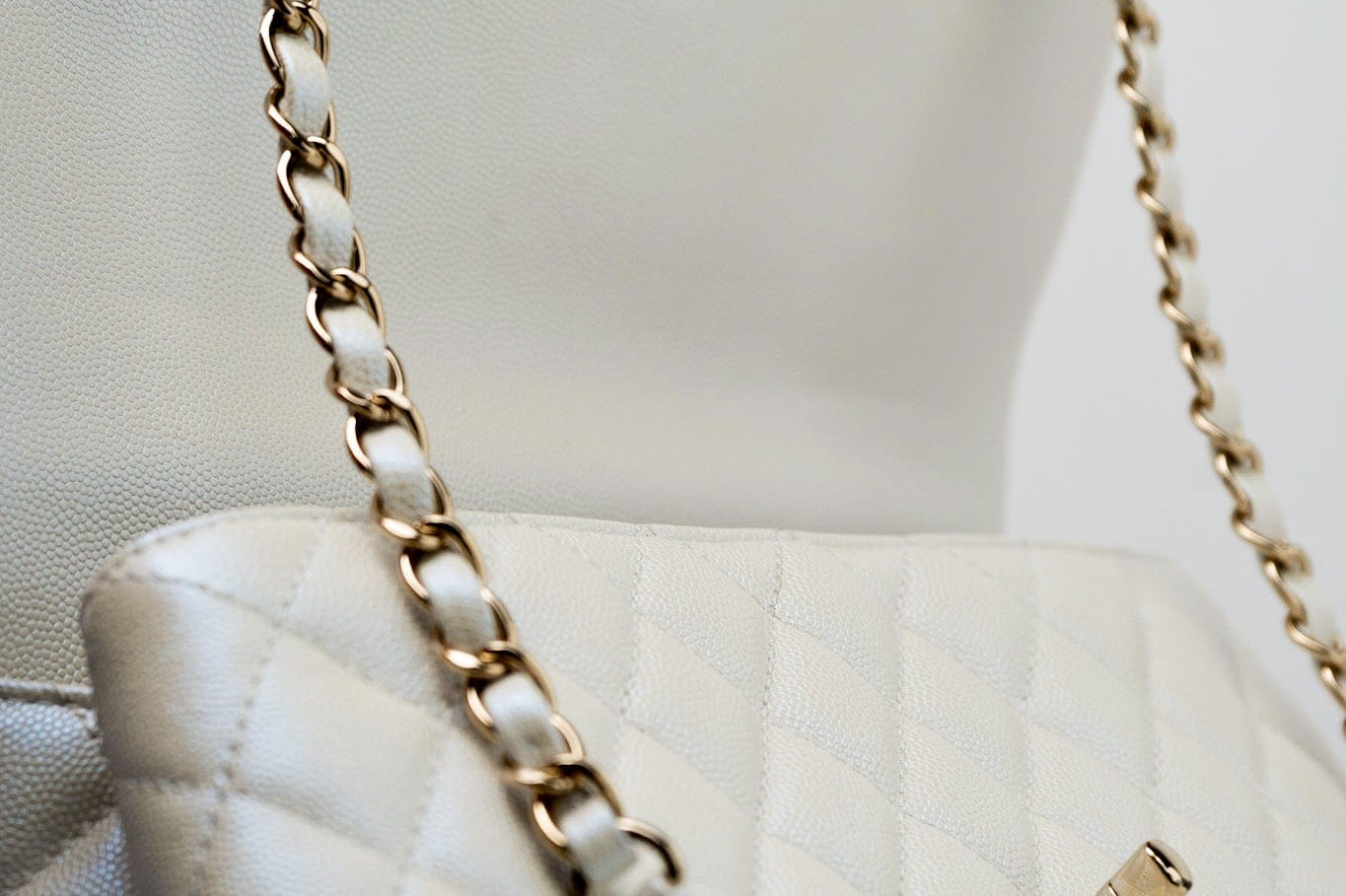 CHANEL Handbag 20K Iridescent White Caviar Quilted Coco Handle Medium Light Gold Hardware -Knockoff
