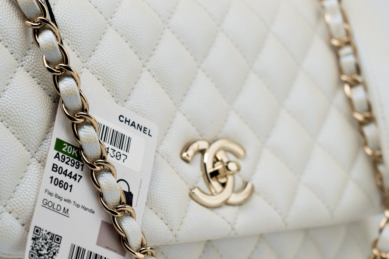 CHANEL Handbag 20K Iridescent White Caviar Quilted Coco Handle Medium Light Gold Hardware -Knockoff
