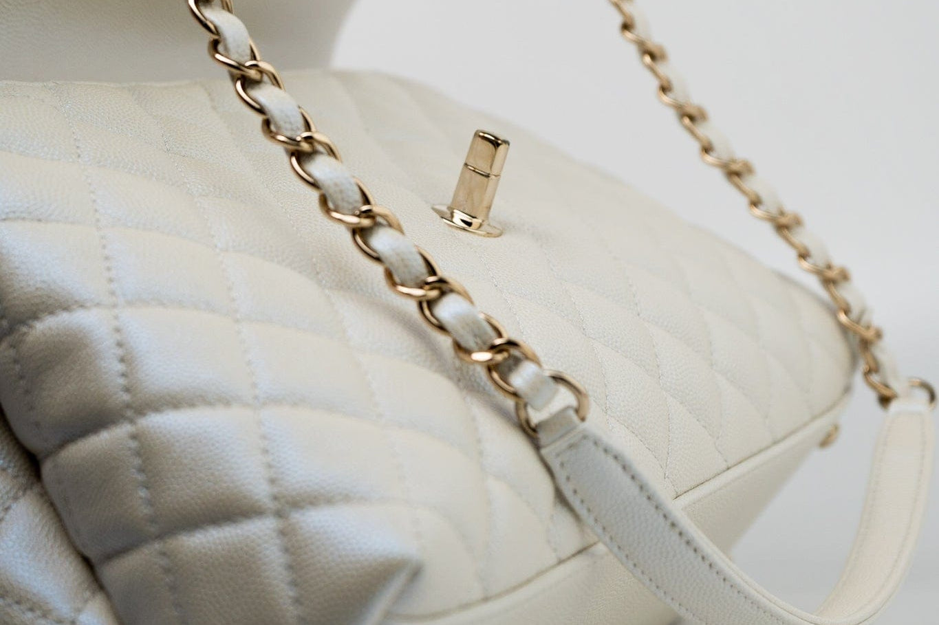 CHANEL Handbag 20K Iridescent White Caviar Quilted Coco Handle Medium Light Gold Hardware -Knockoff
