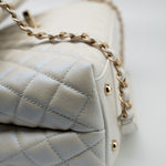 CHANEL Handbag 20K Iridescent White Caviar Quilted Coco Handle Medium Light Gold Hardware -Knockoff
