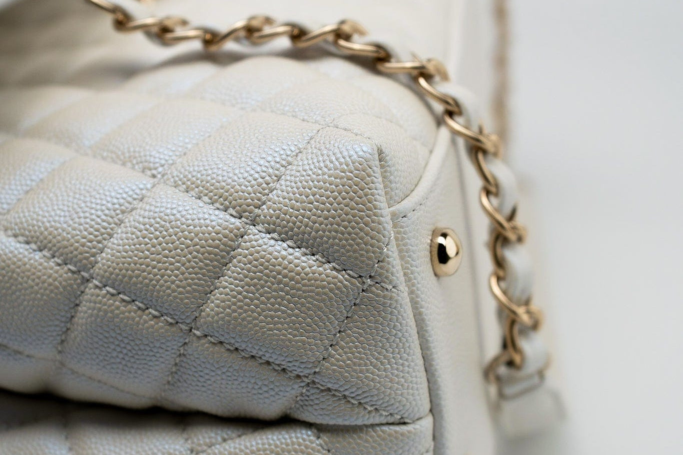 CHANEL Handbag 20K Iridescent White Caviar Quilted Coco Handle Medium Light Gold Hardware -Knockoff
