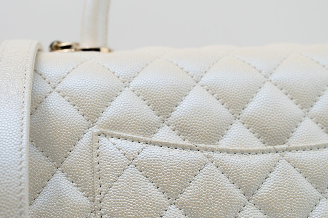 CHANEL Handbag 20K Iridescent White Caviar Quilted Coco Handle Medium Light Gold Hardware -Knockoff
