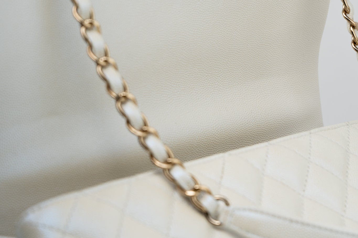 CHANEL Handbag 20K Iridescent White Caviar Quilted Coco Handle Medium Light Gold Hardware -Knockoff
