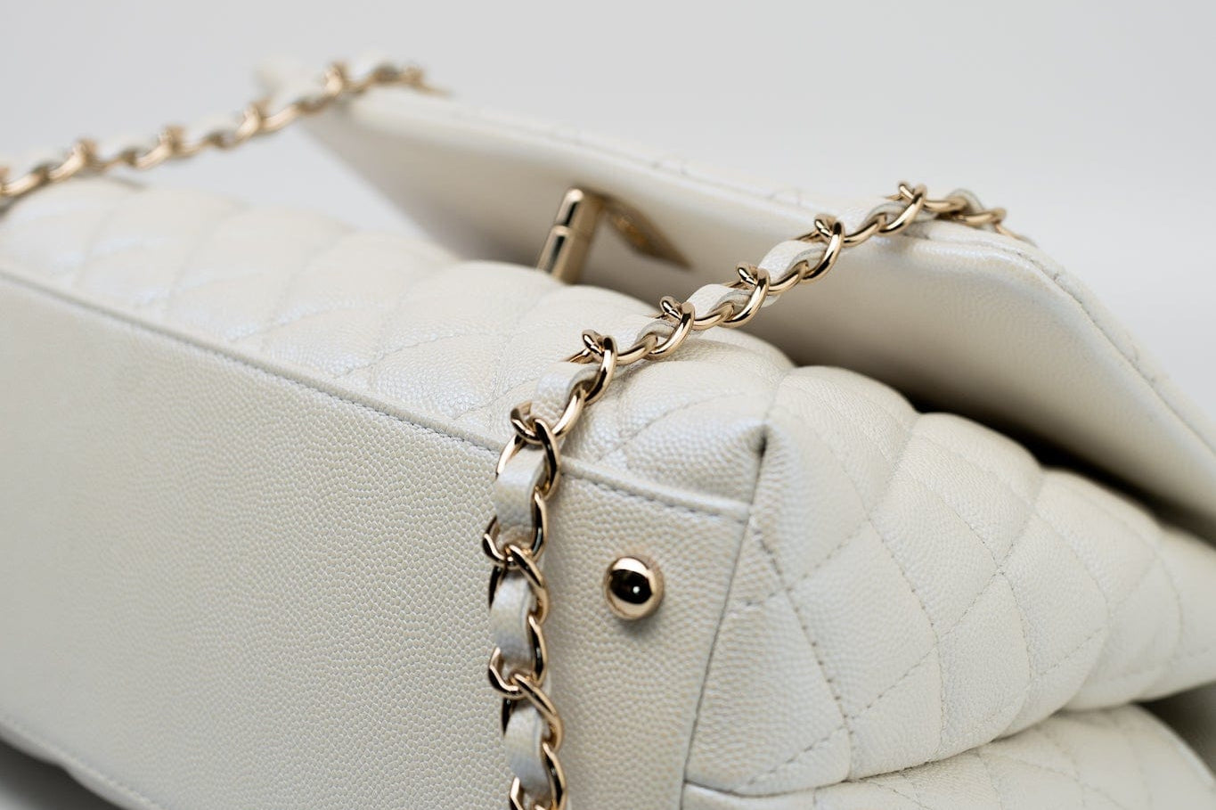 CHANEL Handbag 20K Iridescent White Caviar Quilted Coco Handle Medium Light Gold Hardware -Knockoff
