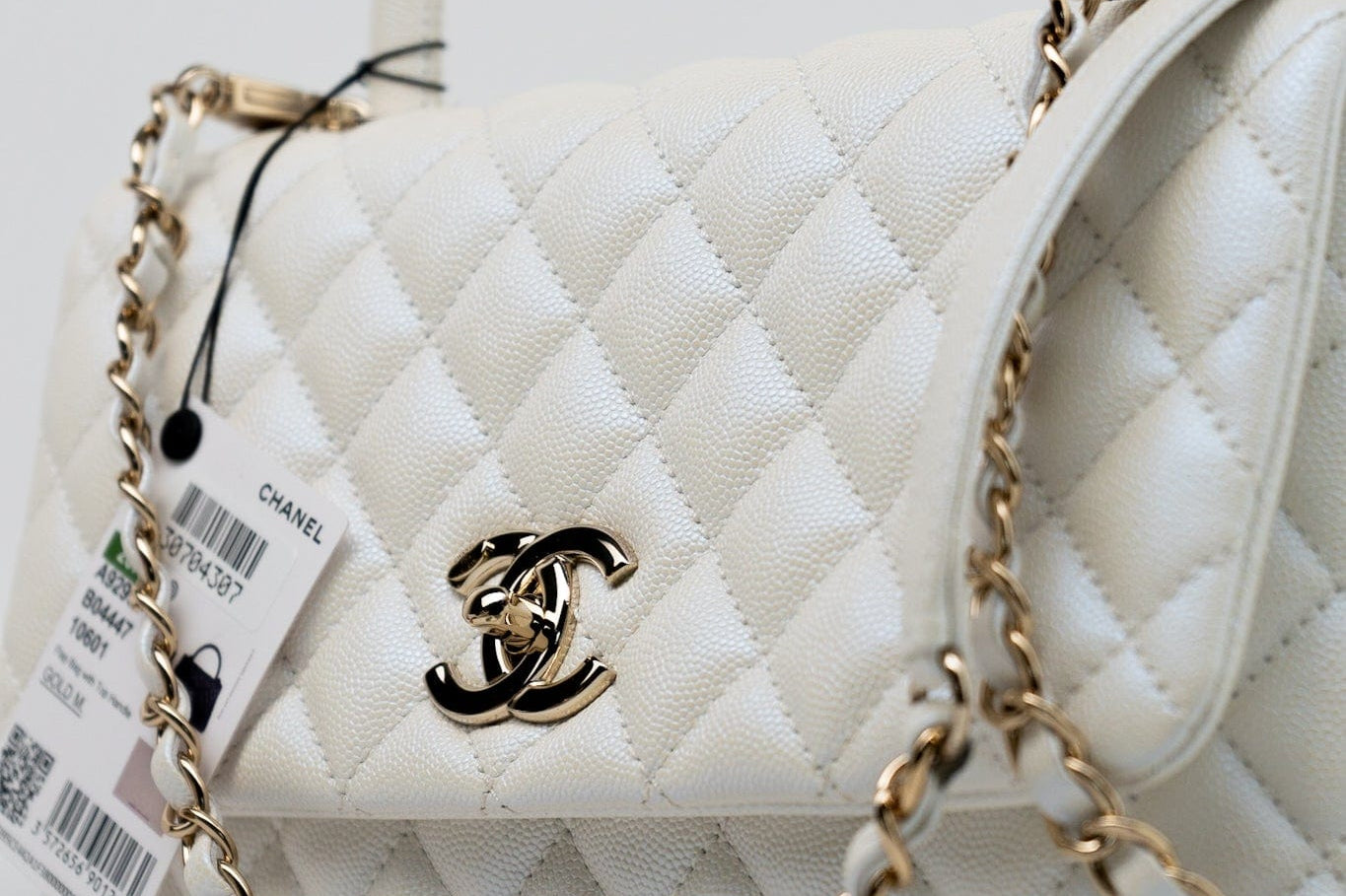 CHANEL Handbag 20K Iridescent White Caviar Quilted Coco Handle Medium Light Gold Hardware -Knockoff
