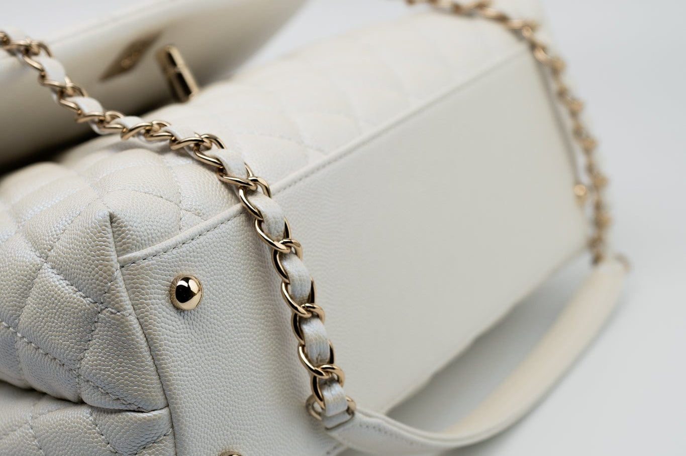 CHANEL Handbag 20K Iridescent White Caviar Quilted Coco Handle Medium Light Gold Hardware -Knockoff
