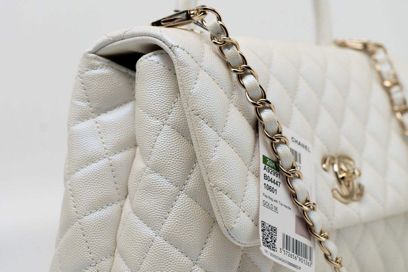 CHANEL Handbag 20K Iridescent White Caviar Quilted Coco Handle Medium Light Gold Hardware -Knockoff
