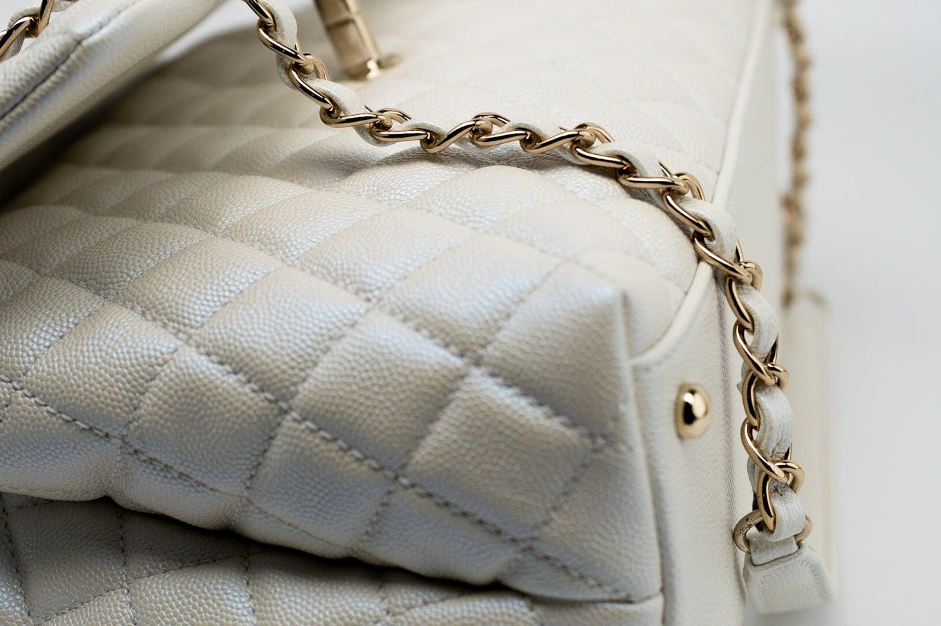 CHANEL Handbag 20K Iridescent White Caviar Quilted Coco Handle Medium Light Gold Hardware -Knockoff
