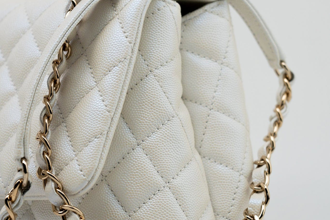 CHANEL Handbag 20K Iridescent White Caviar Quilted Coco Handle Medium Light Gold Hardware -Knockoff
