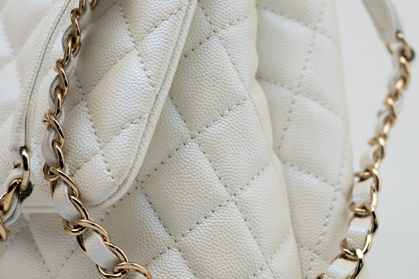 CHANEL Handbag 20K Iridescent White Caviar Quilted Coco Handle Medium Light Gold Hardware -Knockoff
