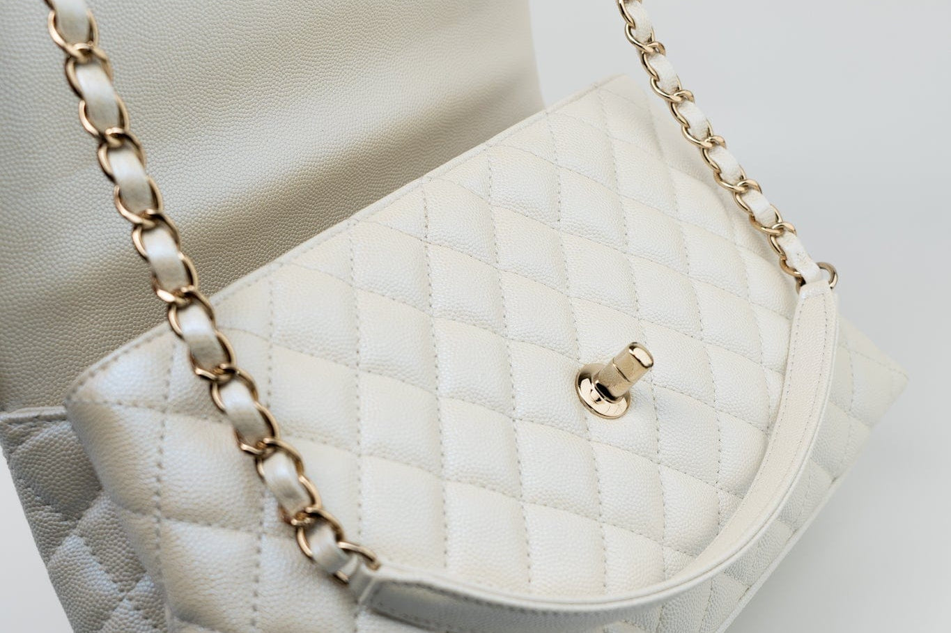 CHANEL Handbag 20K Iridescent White Caviar Quilted Coco Handle Medium Light Gold Hardware -Knockoff
