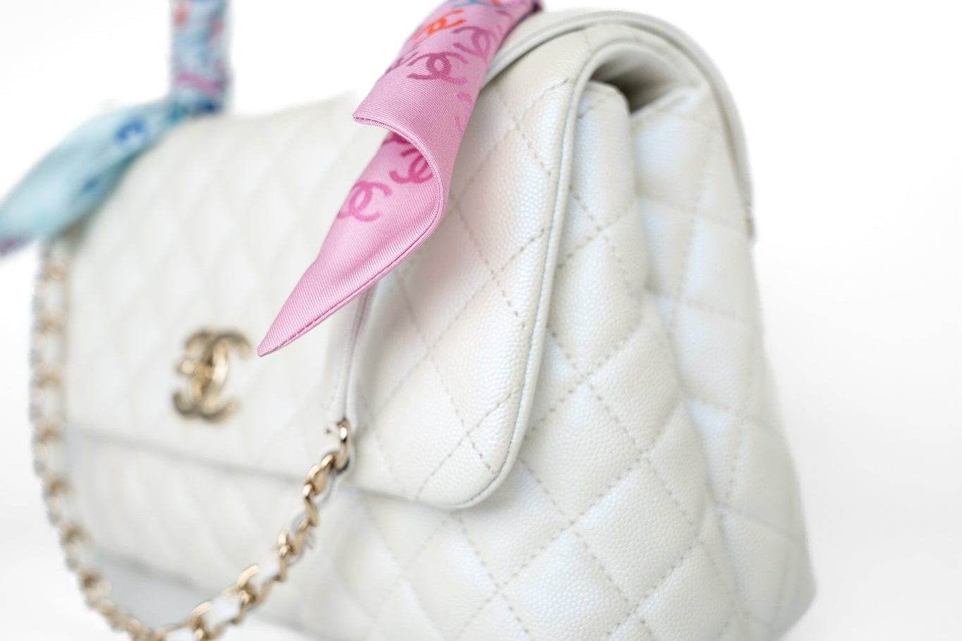 CHANEL Handbag 20K Iridescent White Caviar Quilted Coco Handle Medium Light Gold Hardware -Knockoff
