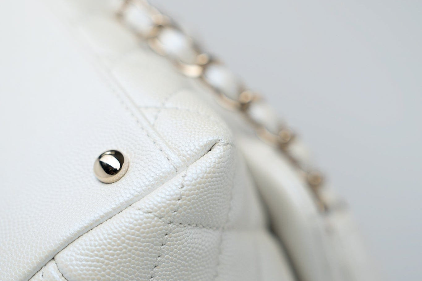 CHANEL Handbag 20K Iridescent White Caviar Quilted Coco Handle Medium Light Gold Hardware -Knockoff
