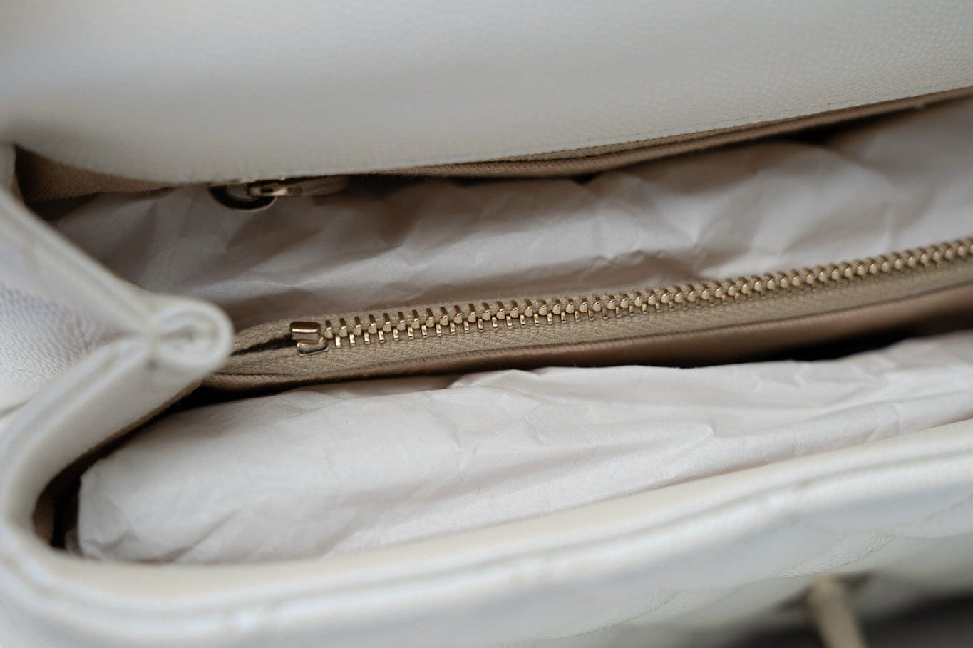 CHANEL Handbag 20K Iridescent White Caviar Quilted Coco Handle Medium Light Gold Hardware -Knockoff
