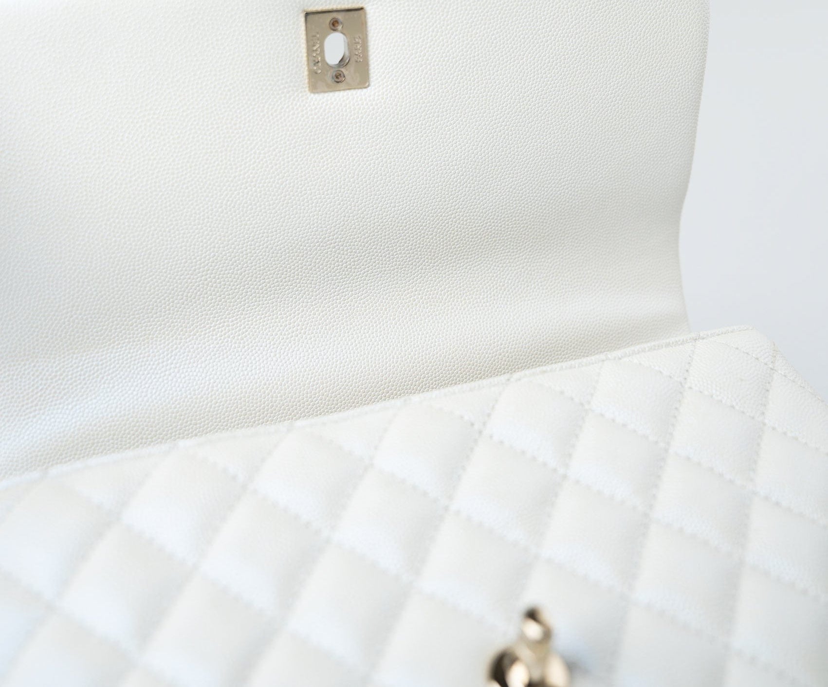 CHANEL Handbag 20K Iridescent White Caviar Quilted Coco Handle Medium Light Gold Hardware -Knockoff
