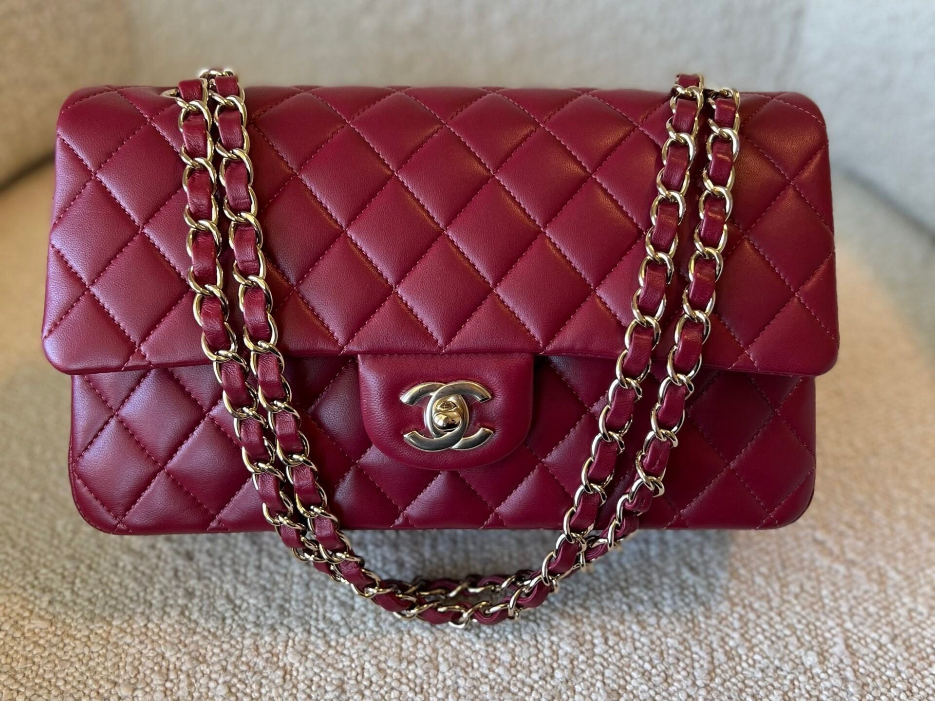 CHANEL Handbag 21A Burgundy Lambskin Quilted Classic Flap Medium LGHW -Knockoff
