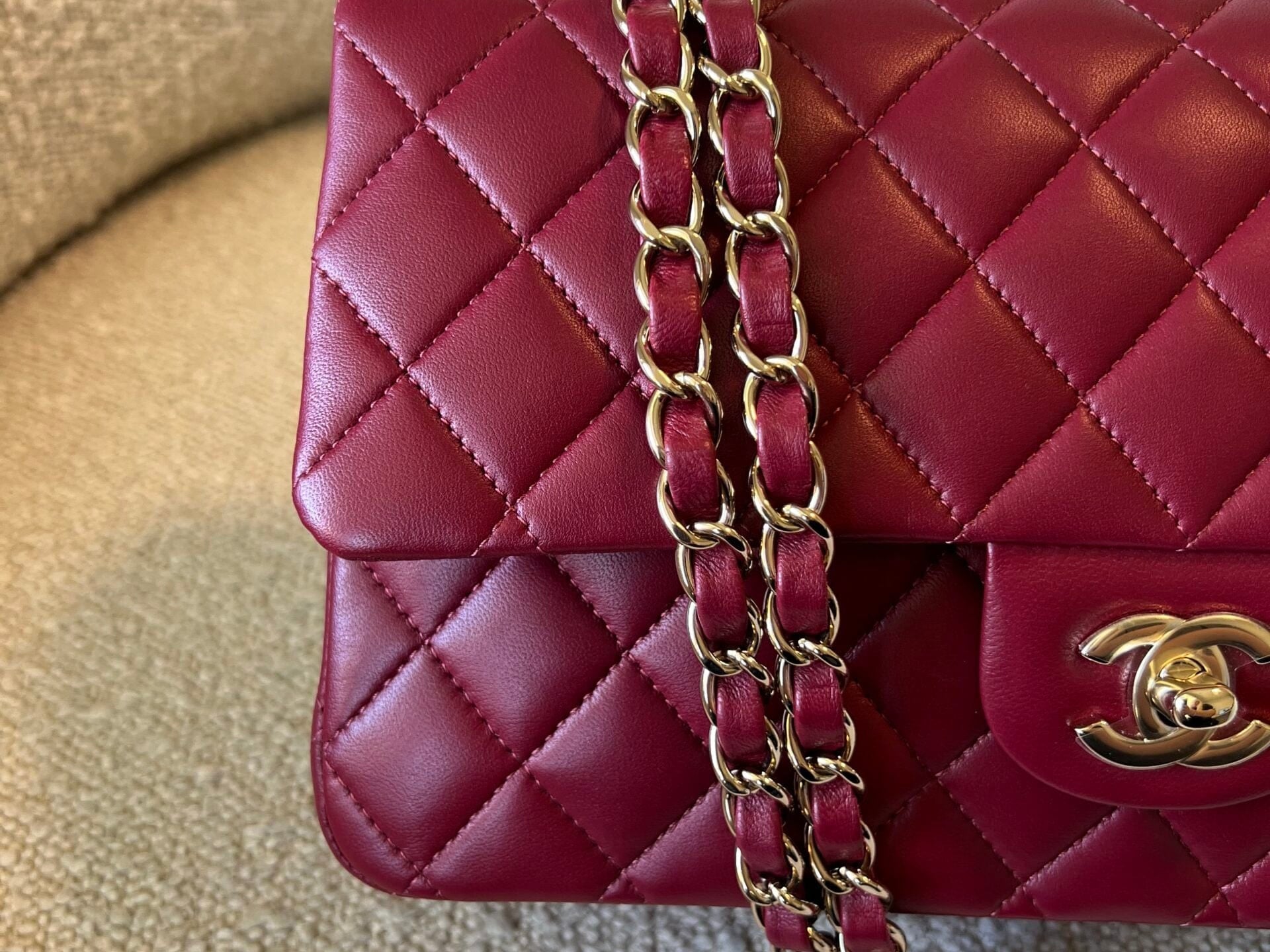 CHANEL Handbag 21A Burgundy Lambskin Quilted Classic Flap Medium LGHW -Knockoff
