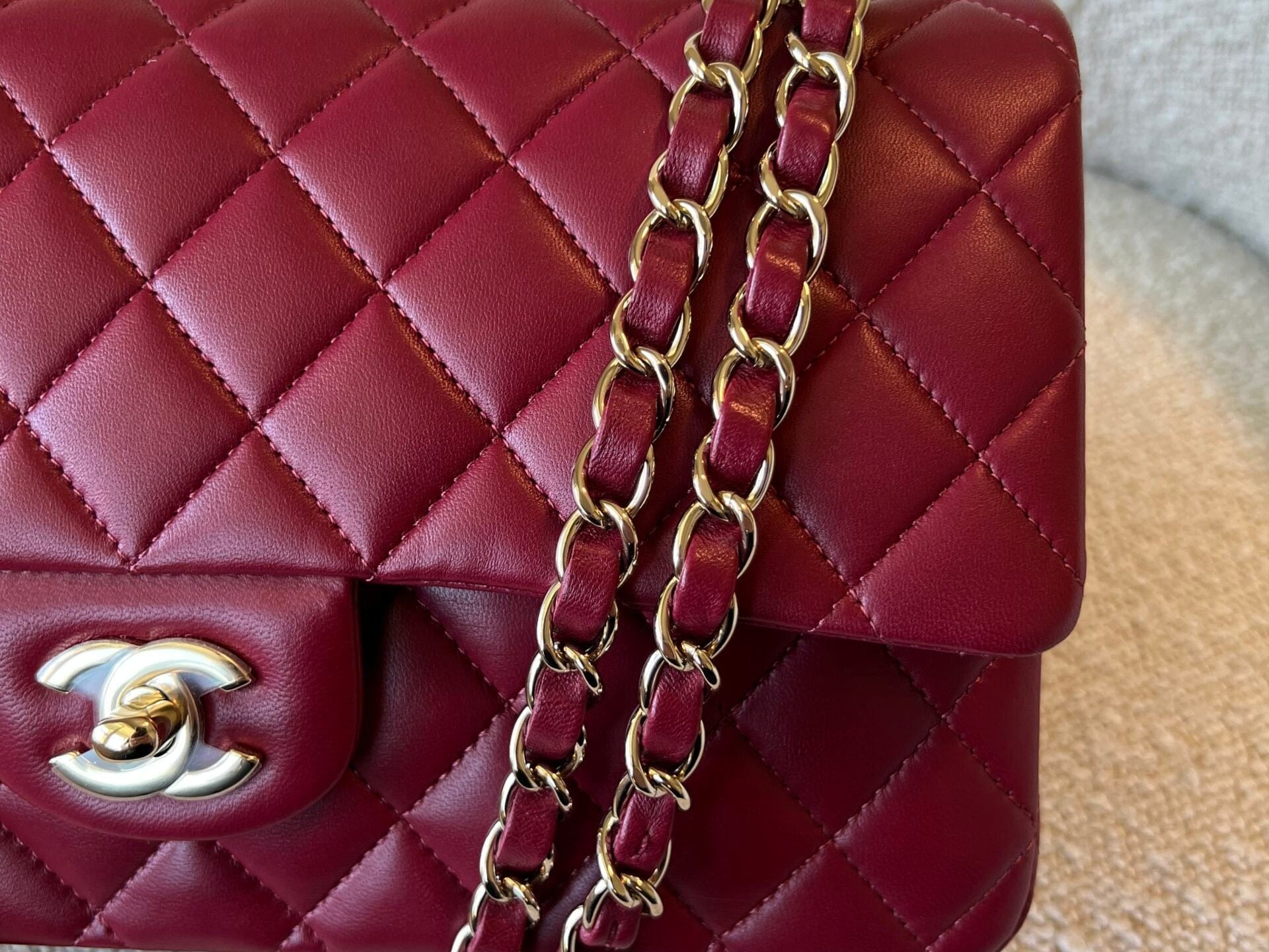 CHANEL Handbag 21A Burgundy Lambskin Quilted Classic Flap Medium LGHW -Knockoff
