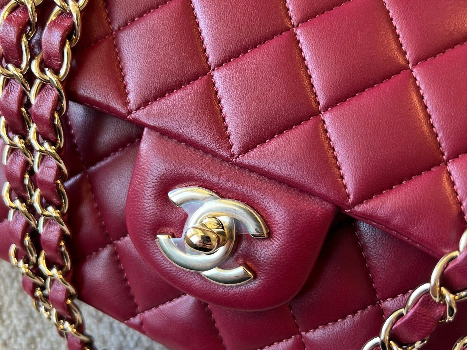 CHANEL Handbag 21A Burgundy Lambskin Quilted Classic Flap Medium LGHW -Knockoff
