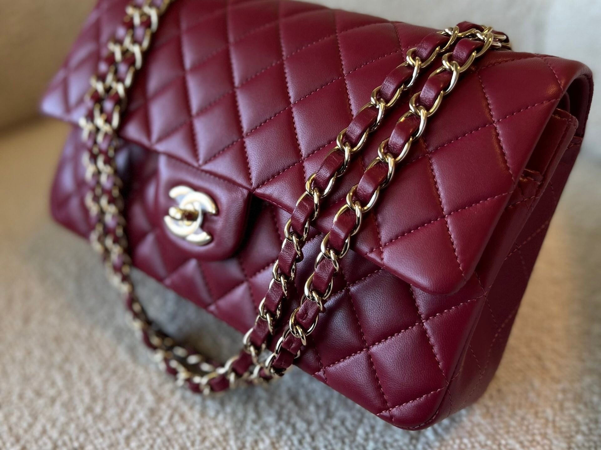 CHANEL Handbag 21A Burgundy Lambskin Quilted Classic Flap Medium LGHW -Knockoff
