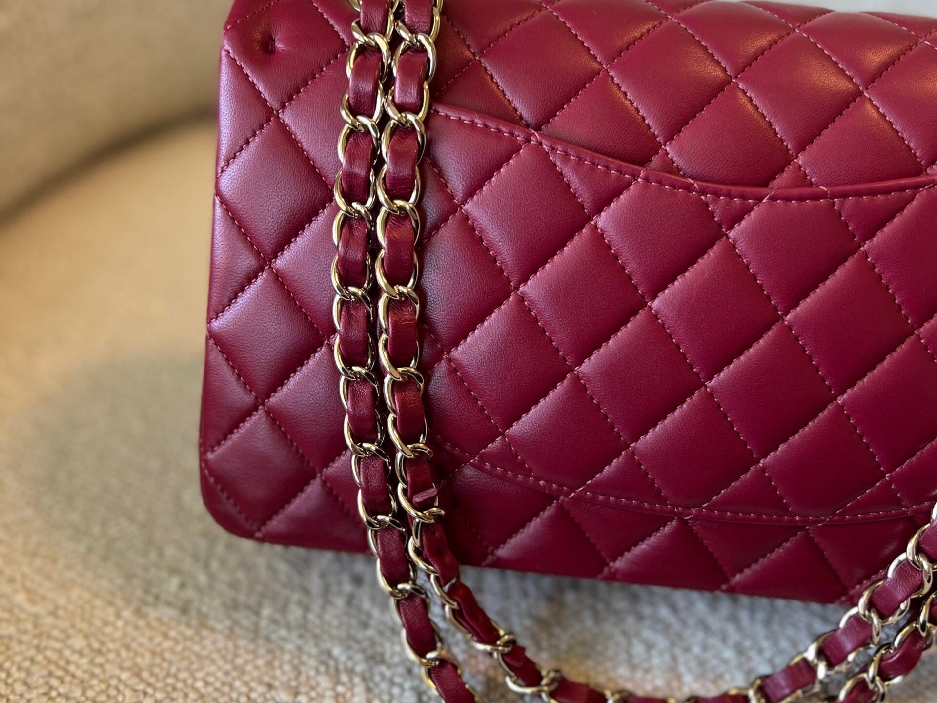 CHANEL Handbag 21A Burgundy Lambskin Quilted Classic Flap Medium LGHW -Knockoff
