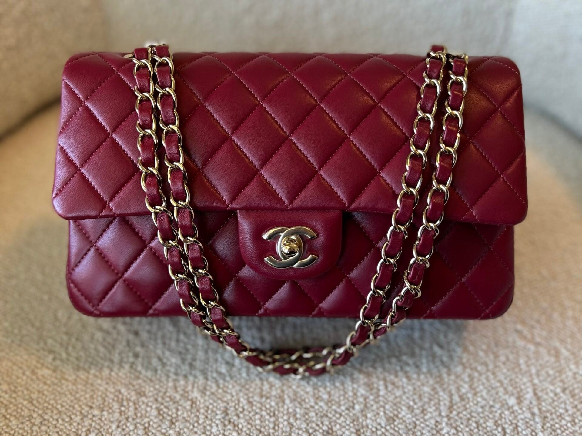 CHANEL Handbag 21A Burgundy Lambskin Quilted Classic Flap Medium LGHW -Knockoff
