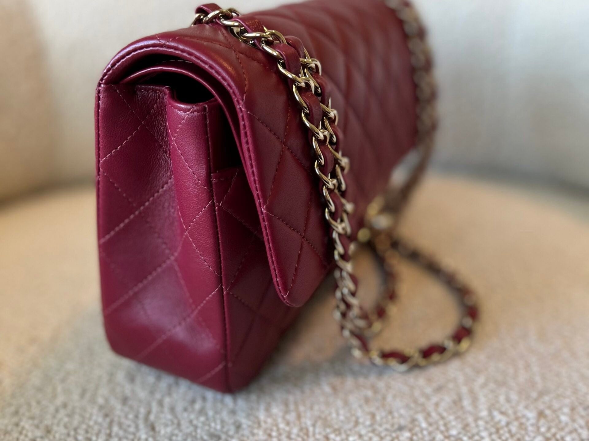 CHANEL Handbag 21A Burgundy Lambskin Quilted Classic Flap Medium LGHW -Knockoff
