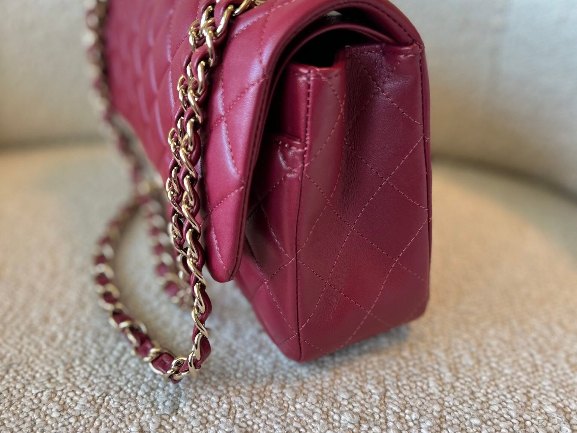 CHANEL Handbag 21A Burgundy Lambskin Quilted Classic Flap Medium LGHW -Knockoff
