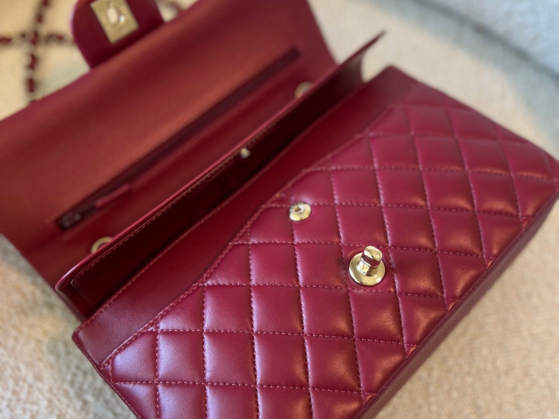 CHANEL Handbag 21A Burgundy Lambskin Quilted Classic Flap Medium LGHW -Knockoff
