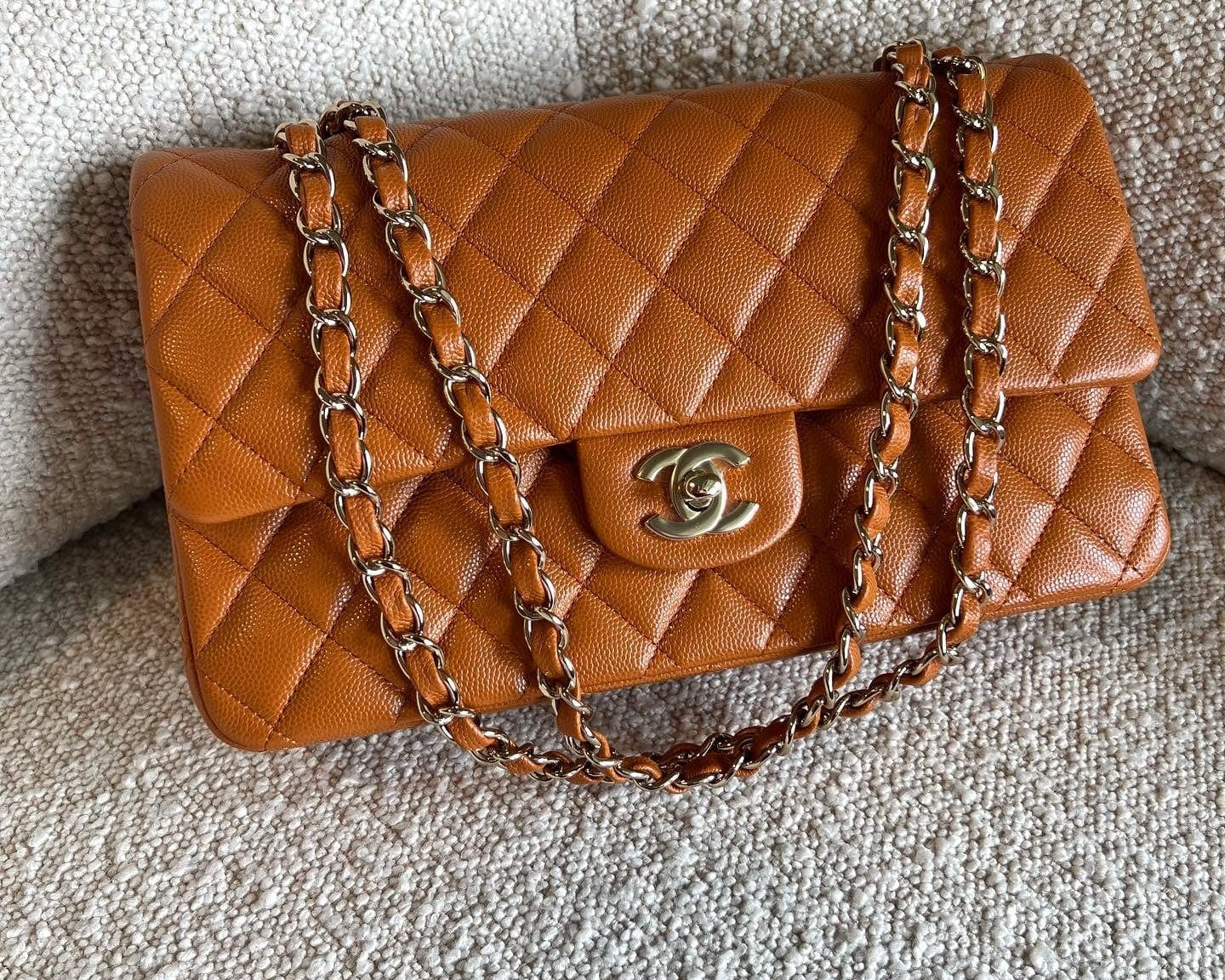 CHANEL Handbag 21A Caramel / Light Brown Caviar Quilted Classic Flap Medium LGHW -Knockoff
