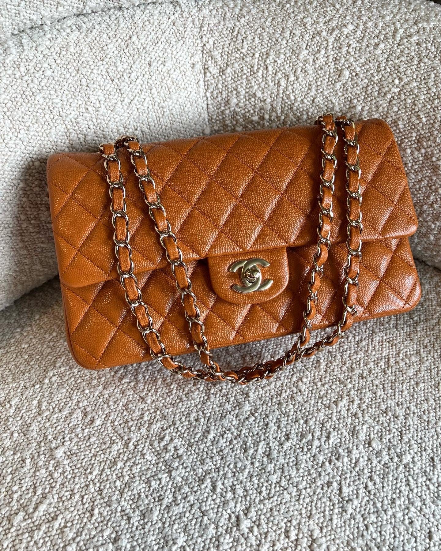 CHANEL Handbag 21A Caramel / Light Brown Caviar Quilted Classic Flap Medium LGHW -Knockoff
