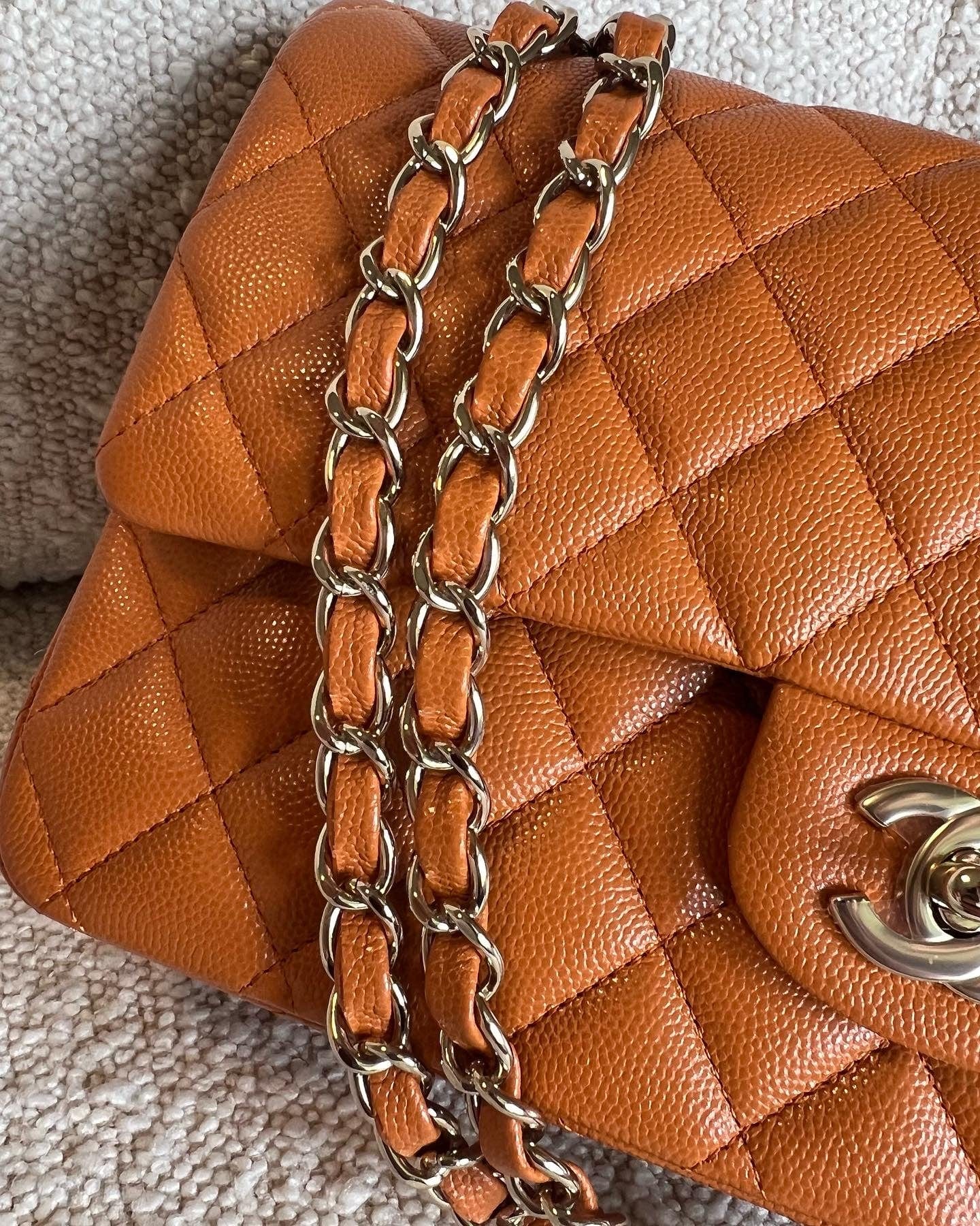 CHANEL Handbag 21A Caramel / Light Brown Caviar Quilted Classic Flap Medium LGHW -Knockoff
