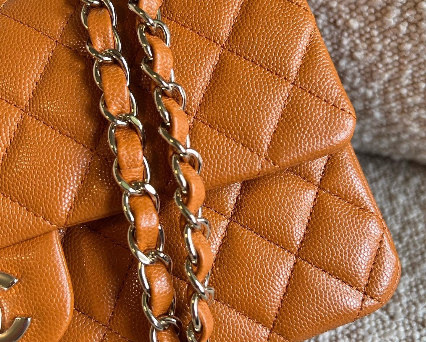 CHANEL Handbag 21A Caramel / Light Brown Caviar Quilted Classic Flap Medium LGHW -Knockoff
