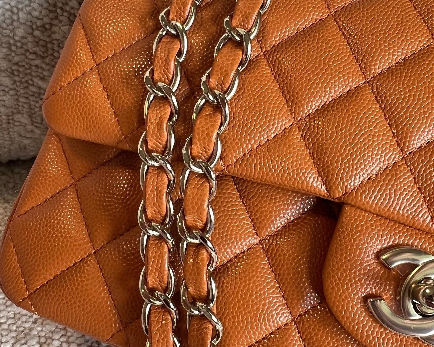 CHANEL Handbag 21A Caramel / Light Brown Caviar Quilted Classic Flap Medium LGHW -Knockoff
