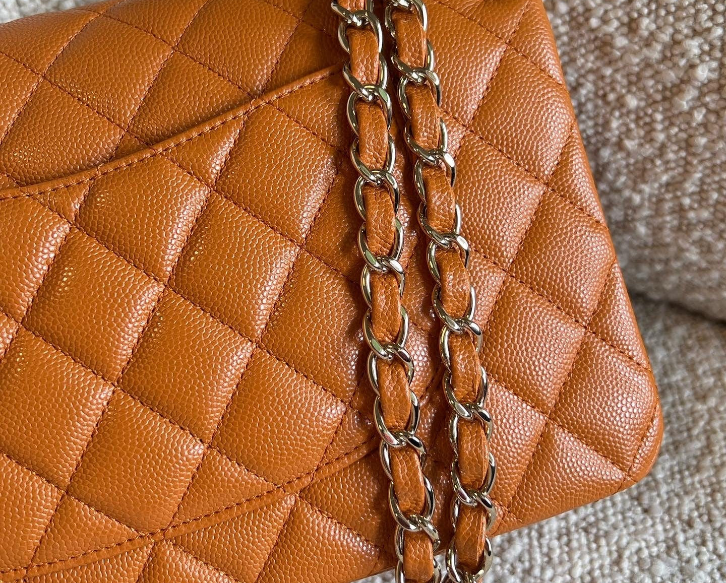 CHANEL Handbag 21A Caramel / Light Brown Caviar Quilted Classic Flap Medium LGHW -Knockoff
