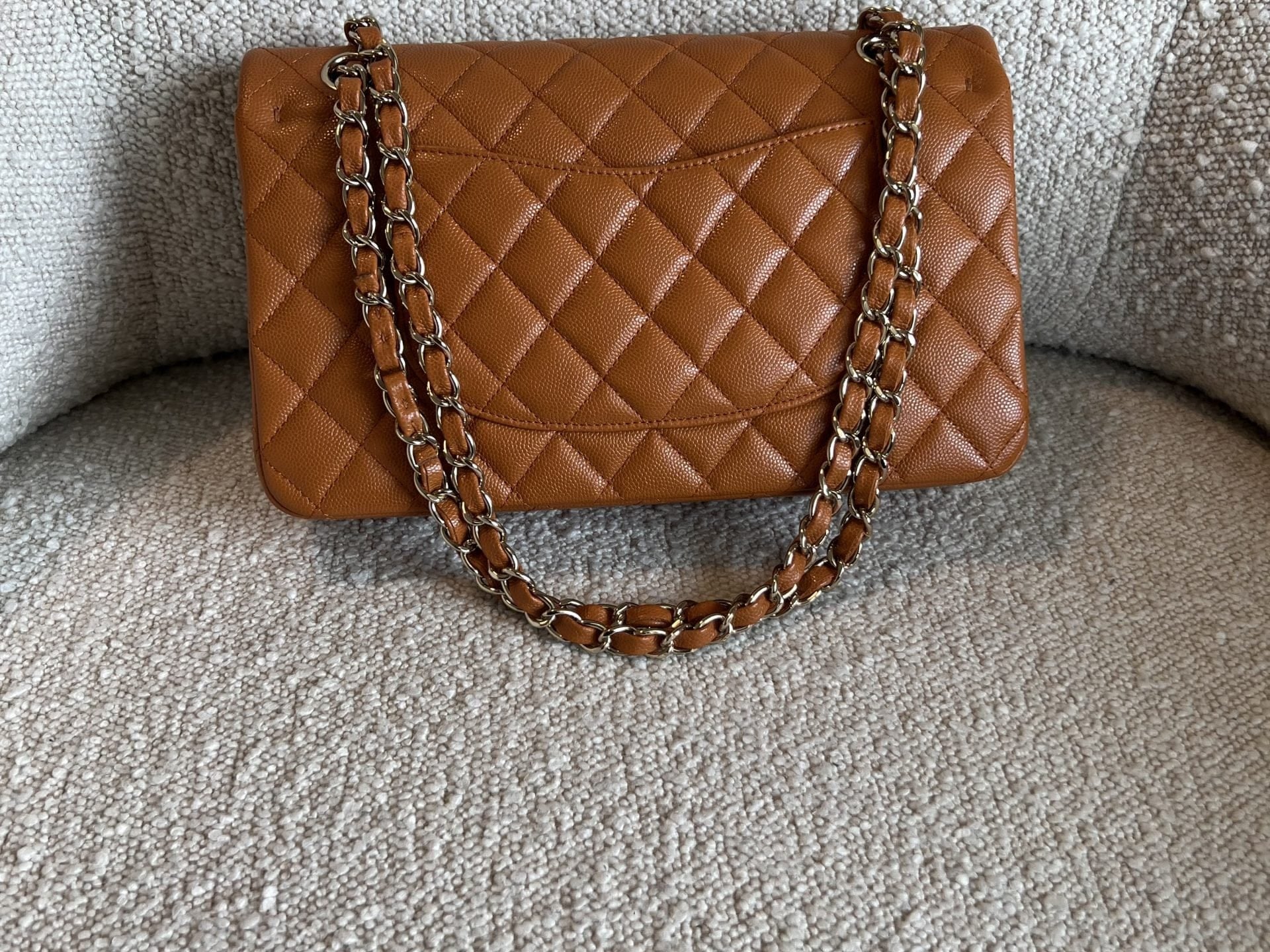 CHANEL Handbag 21A Caramel / Light Brown Caviar Quilted Classic Flap Medium LGHW -Knockoff
