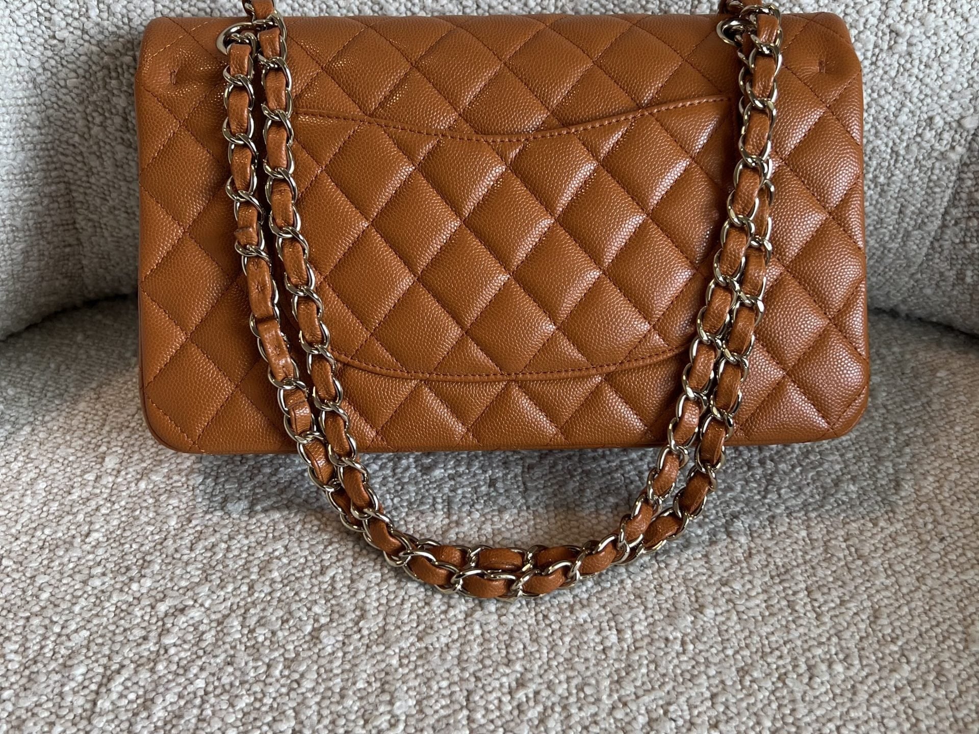 CHANEL Handbag 21A Caramel / Light Brown Caviar Quilted Classic Flap Medium LGHW -Knockoff
