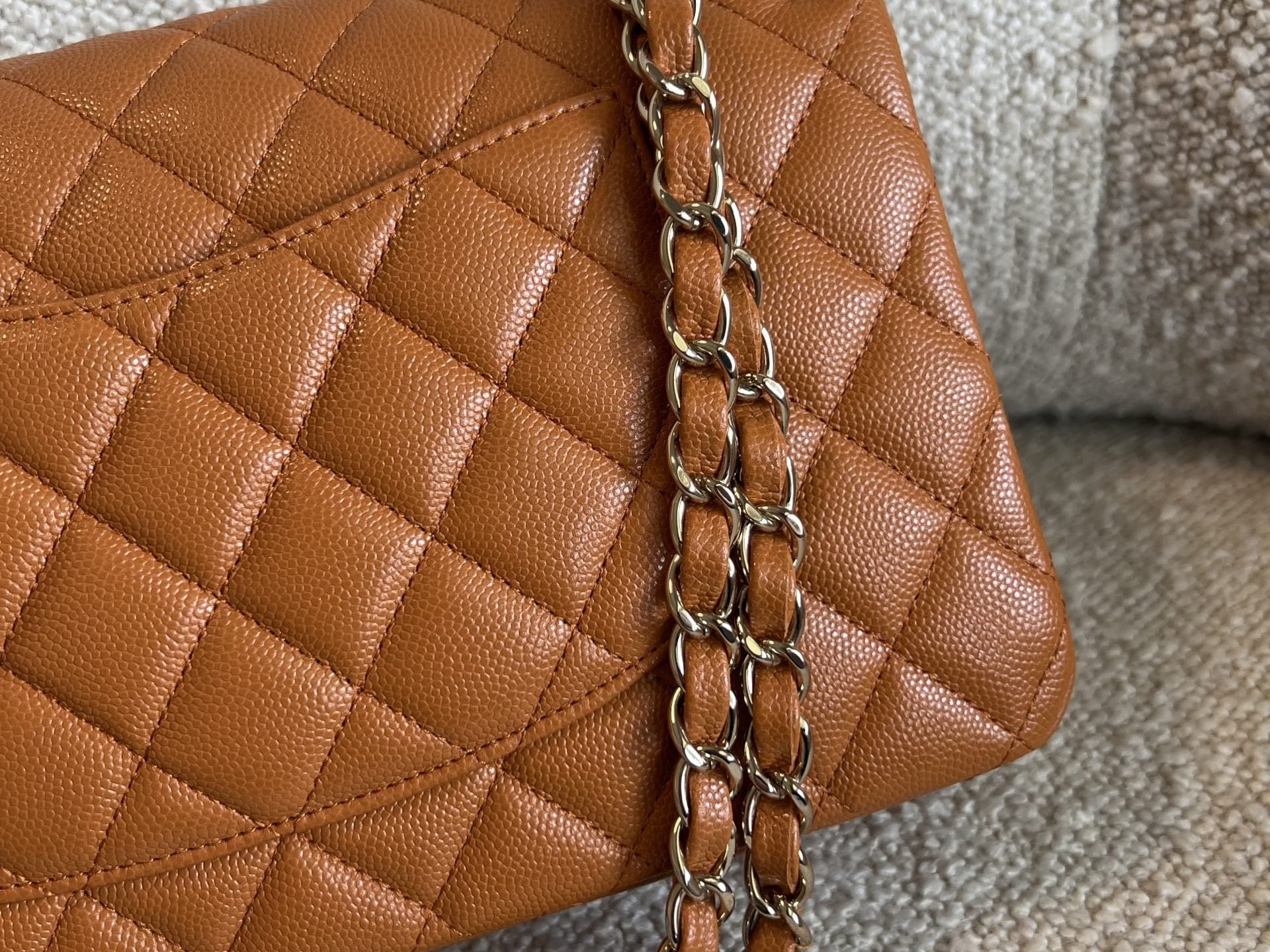 CHANEL Handbag 21A Caramel / Light Brown Caviar Quilted Classic Flap Medium LGHW -Knockoff
