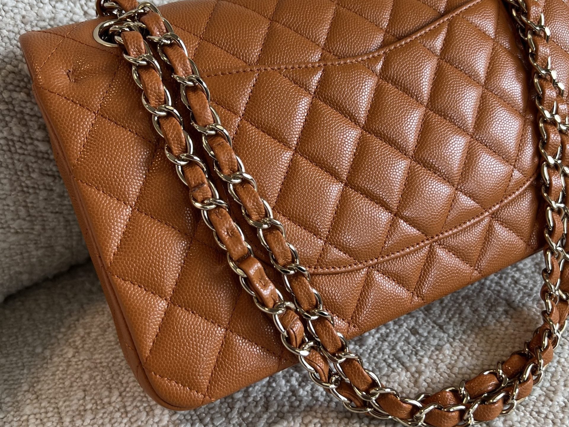 CHANEL Handbag 21A Caramel / Light Brown Caviar Quilted Classic Flap Medium LGHW -Knockoff
