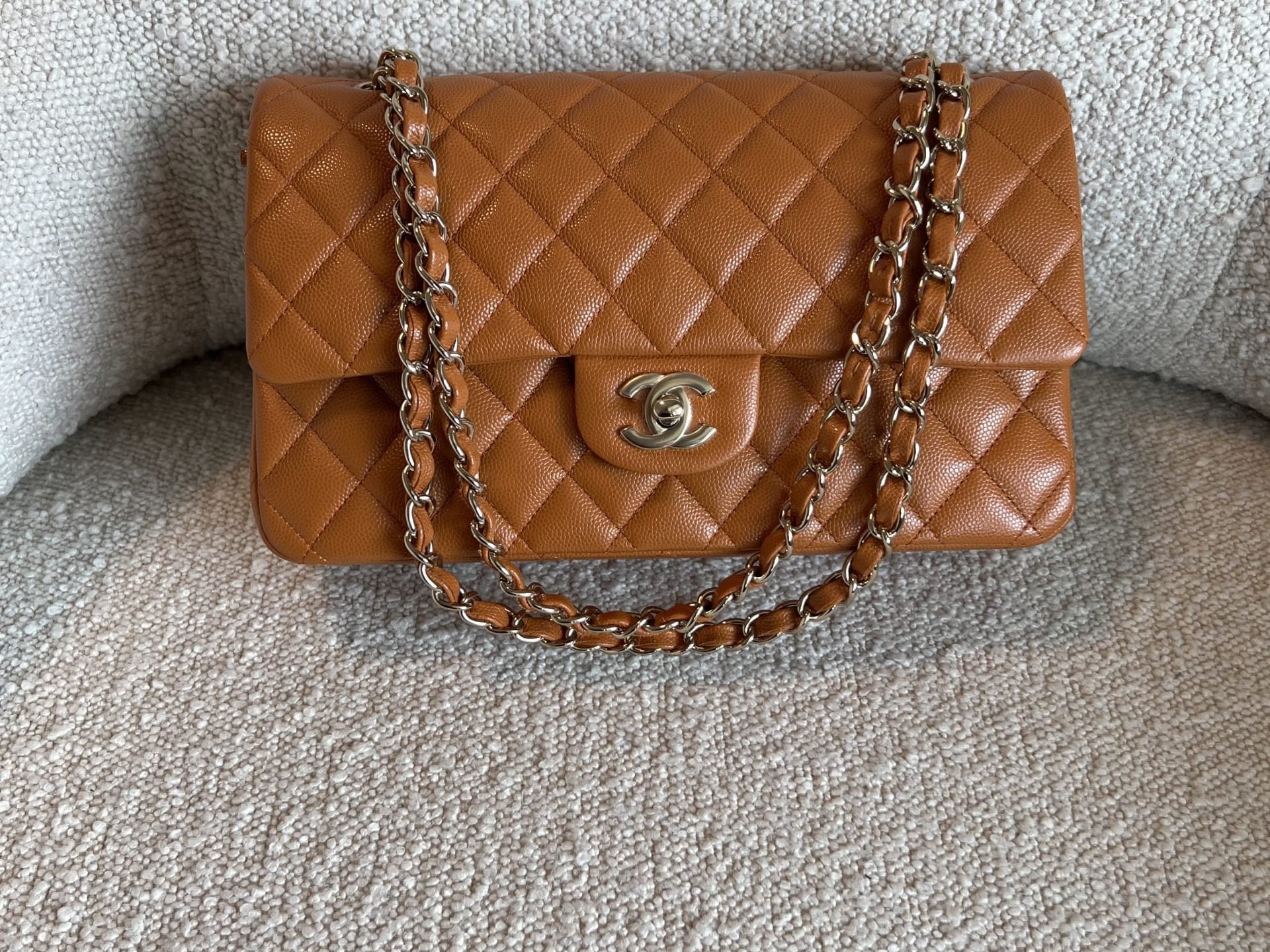 CHANEL Handbag 21A Caramel / Light Brown Caviar Quilted Classic Flap Medium LGHW -Knockoff
